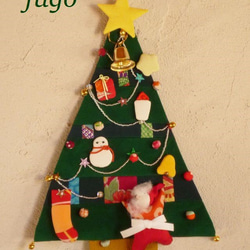古布で作ったサンタも登るクリスマスツリー飾り 1 1枚目の画像