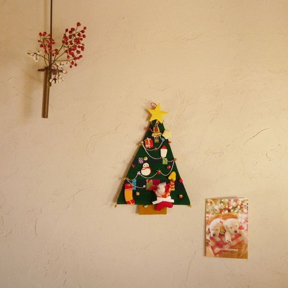 古布で作ったサンタも登るクリスマスツリー飾り 1 2枚目の画像