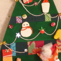 古布で作ったサンタも登るクリスマスツリー飾り 1 4枚目の画像