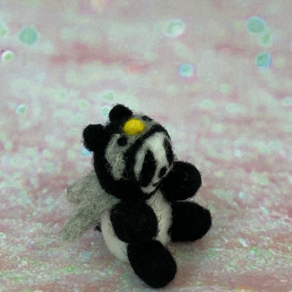 ペンギンフードを被ったパンダさん k00673 3枚目の画像