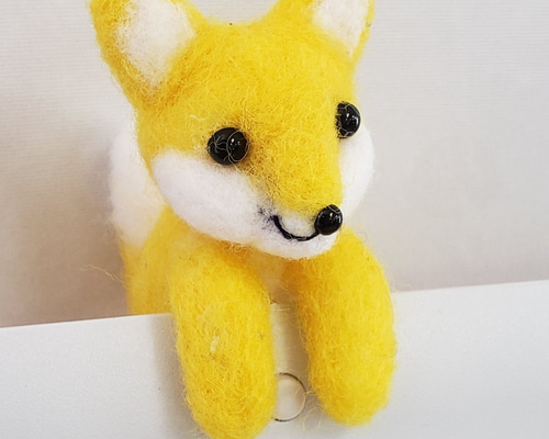 羊毛フェルト　キタキツネとオンコ(イチイ)の椅子　作家さんの作品 羊毛フェルト☆子ぎつね☆キタキツネ☆きつね☆イヌ科☆北海道