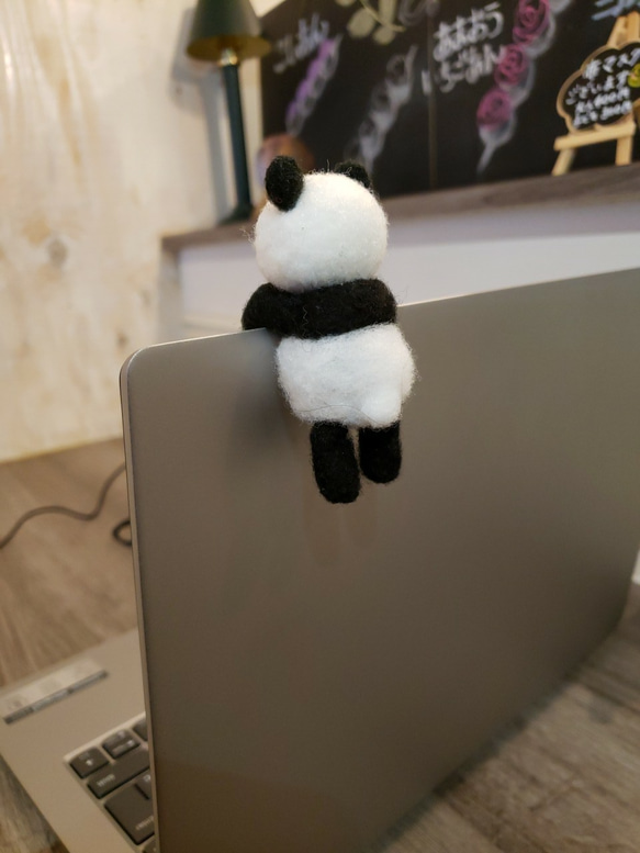 羊毛フェルト　パンダ　ノートパソコンの端っこアニマルシリーズ ぶら下がり　端っこのパンダちゃん　f00012 6枚目の画像