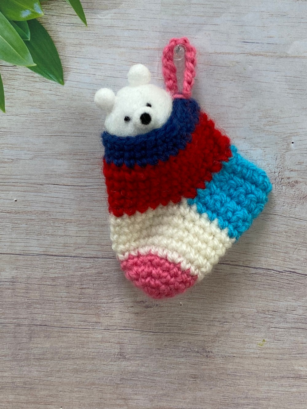 ハンドメイド　フェルトマスコット ハンドメイド 手編み靴下と羊毛フェルトマスコット k00714 羊毛