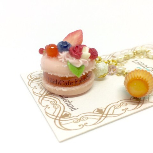 寝そべり白猫といちごマカロンチャーム フェイクスイーツ 猫 いちご