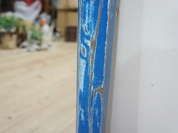オールドチーク材のミラー 60cm×40cm アンティークブルー 青色 壁掛け鏡 チーク無垢材フレーム  古材フレーム 7枚目の画像
