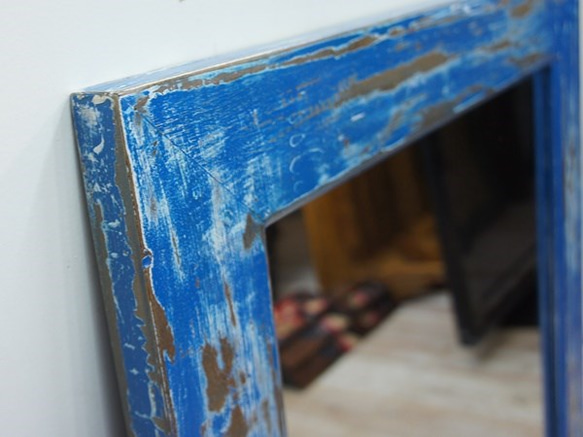オールドチーク材のミラー 80cm×60cm アンティークブルー 青色 壁掛け鏡 チーク無垢材フレーム 古材 古木 2枚目の画像