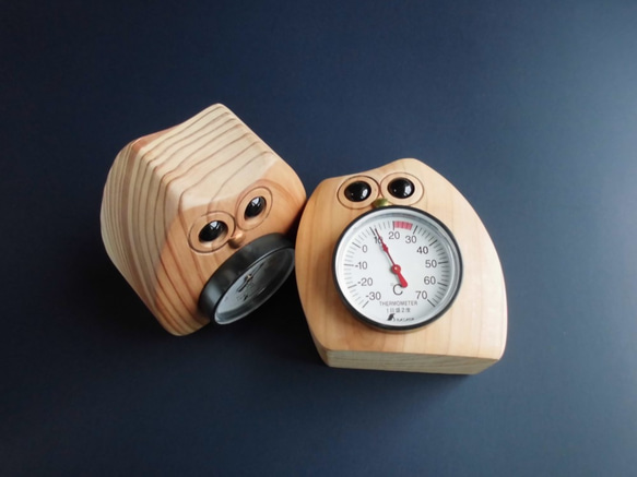 フクロウの温度計＆湿度計付きーセット－２(九州の自然応援木工房） 2枚目の画像