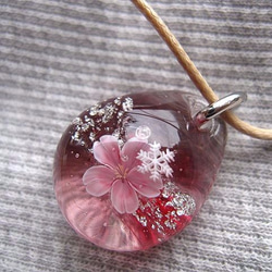【とんぼ玉】寒桜のペンダント。　Sサイズ。【ガラス工芸】 3枚目の画像