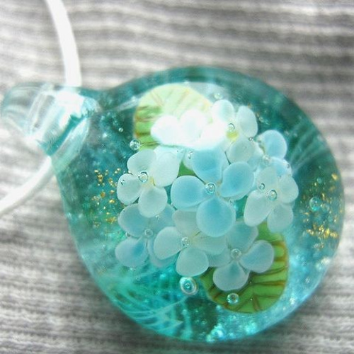 ムーンボウ(ひし形)モナジー工房/ガラスペンダント/アクセサリー ムーンボウ(ひし形)モナジー工房/ガラスペンダント/アクセサリー