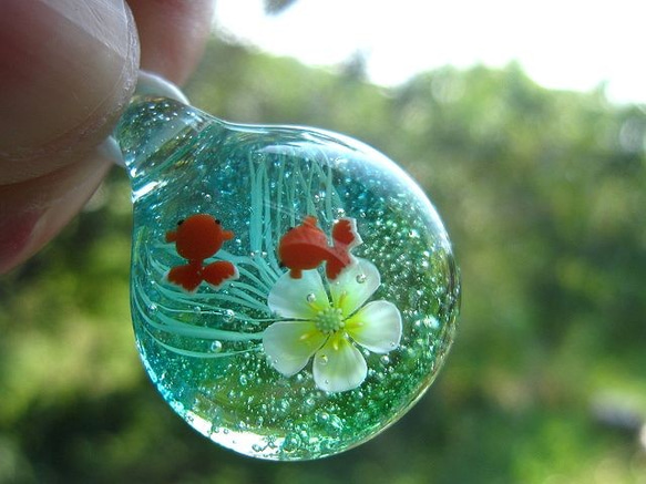 とんぼ玉】梅花藻と金魚のペンダント 【ガラス工芸】 ネックレス