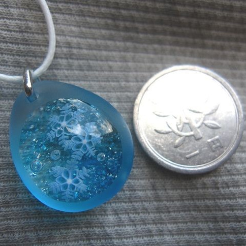 とんぼ玉】雪の結晶のペンダント【ガラス工芸】 ネックレス