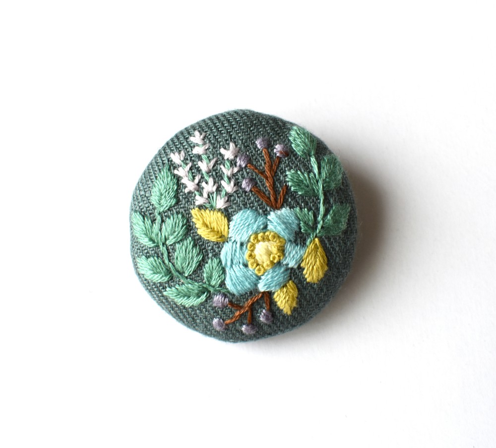 レビュー高評価の商品 秋の刺繍ブローチ ブローチ 綴りの庭 通販 7867586｜Creema アクセサリー