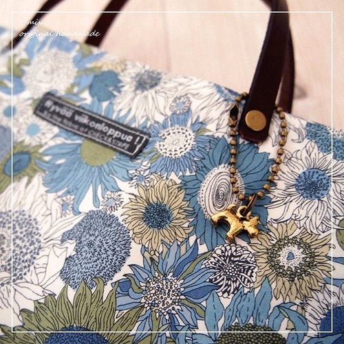 リバティのプチバッグ スモールスザンナ/ネイビー バッグインバッグに