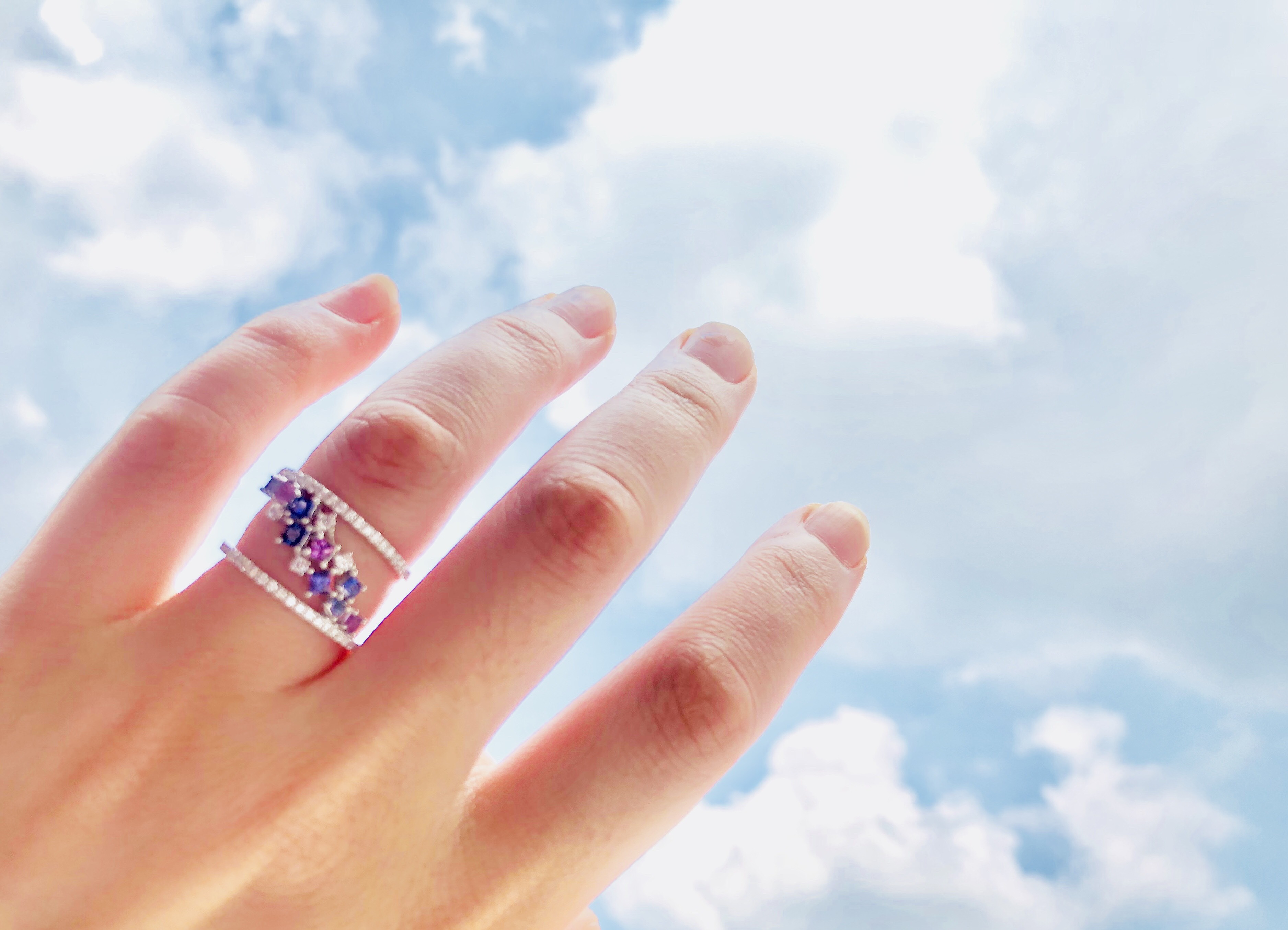 フライ イン ダンス - 純粋な天然サファイアとターコイズ、そして天然ダイヤモンドを 14K ホワイト ゴールドで使用したリング