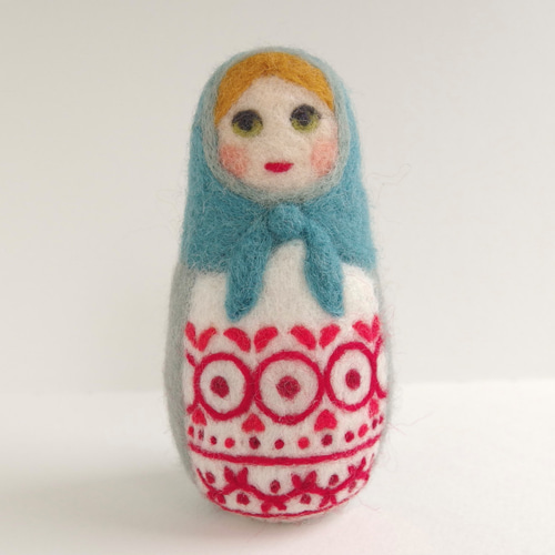 羊毛フェルト MIRO 羊毛フェルト 北欧風エプロンのマトリョーシカ 羊毛フェルト ひつじ草