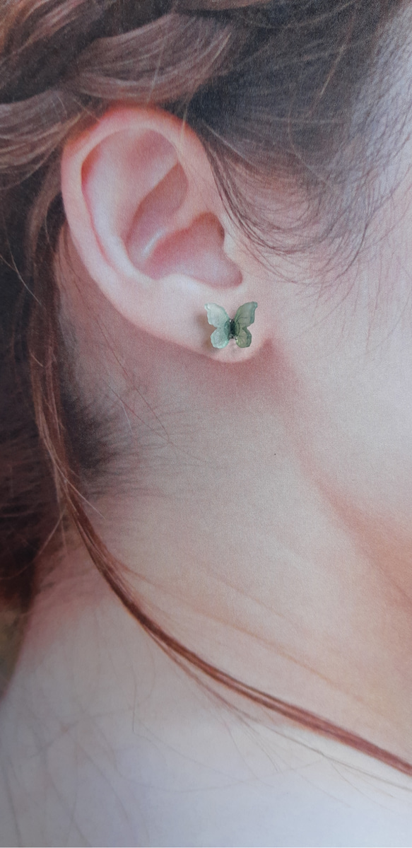 緑色蝶々のピアス 小さなバタフライ サージカルステンレス アレルギー対応  オフィスピアス 4枚目の画像