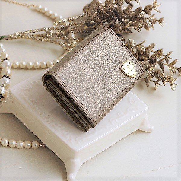 【3日以内発送】上品なパール仕上げの牛革名刺入れ　ブロンズ　 エンブレム　MH0657