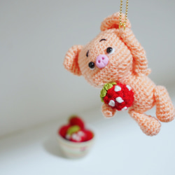 いちごを持ってぶら下がるぶたちゃん あみぐるみ あみぐるみ amigurumi