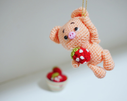 いちごを持ってぶら下がるぶたちゃん あみぐるみ あみぐるみ amigurumi