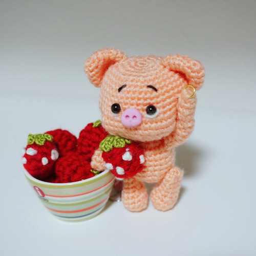 いちごを持ってぶら下がるぶたちゃん あみぐるみ あみぐるみ amigurumi