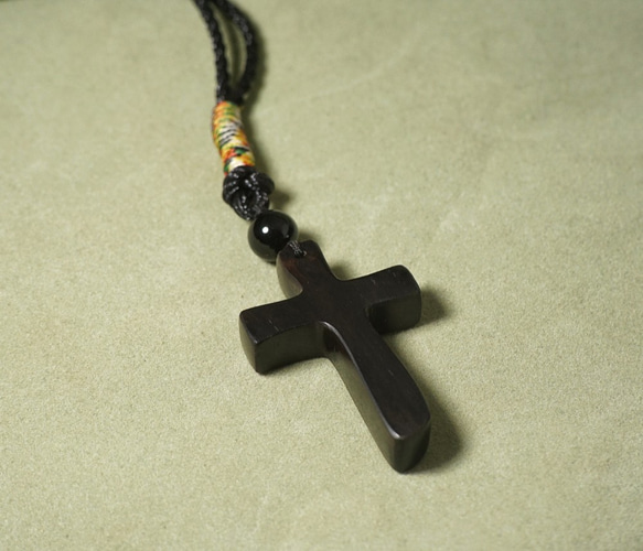 十字架~エボニーのネックレス 2枚目の画像