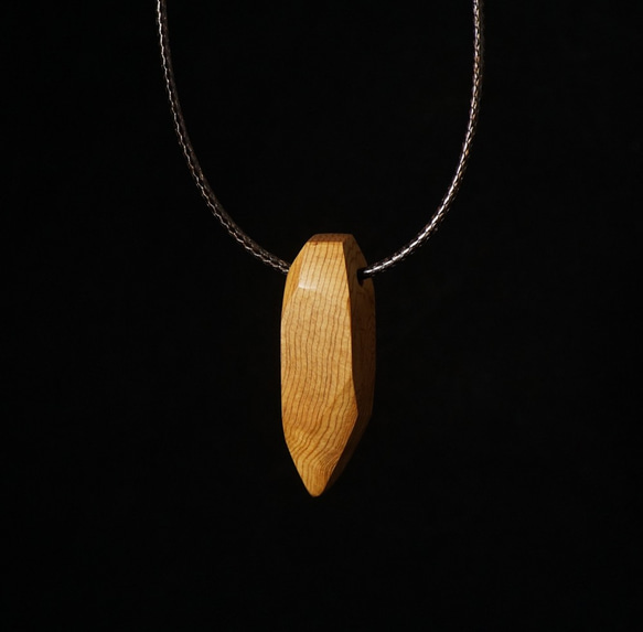 Yew wood~木製のネックレス 1枚目の画像