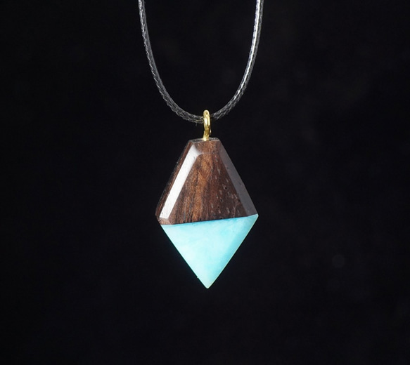 ダイヤモンド~木とエポキシレジンのネックレス 3枚目の画像