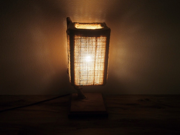 【癒しの灯り】麻布の優しい光の流木スタンドライト 4枚目の画像