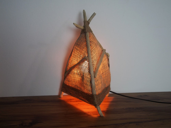 【癒しの灯り】流木と麻布の優しい光のインディアンテント風テーブルライト 1枚目の画像