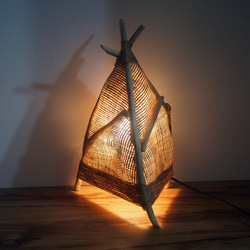 【癒しの灯り】流木と麻布の優しい光のインディアンテント風テーブルライト 3枚目の画像