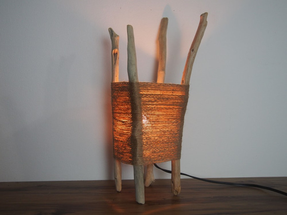 【癒しの灯り】流木と麻紐の暖かい光のテーブルライト A 1枚目の画像