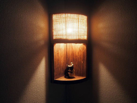 受注製作【癒しの灯り】麻布の光が優しい飾台付きコーナー壁掛けライト 4枚目の画像