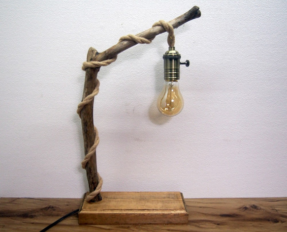 【癒しの灯り】流木とロープ調電気コードのスタンドライト 1枚目の画像