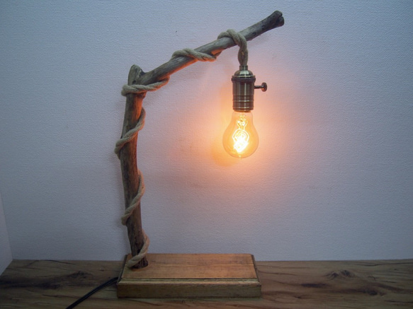 【癒しの灯り】流木とロープ調電気コードのスタンドライト 2枚目の画像
