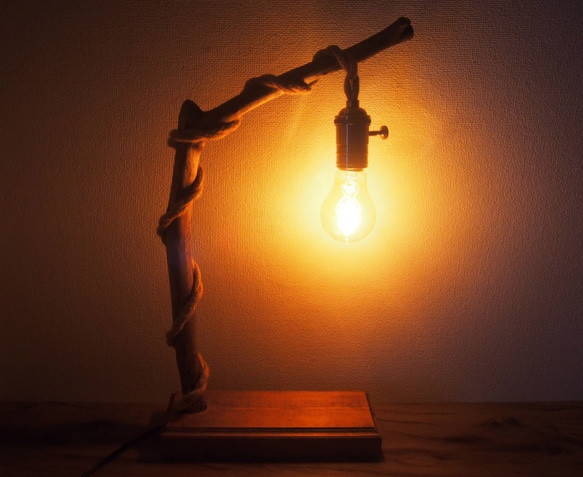 【癒しの灯り】流木とロープ調電気コードのスタンドライト 3枚目の画像