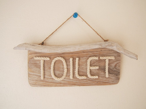【流木】流木板と綿ロープ文字のトイレ（TOILET）サインプレート 1枚目の画像
