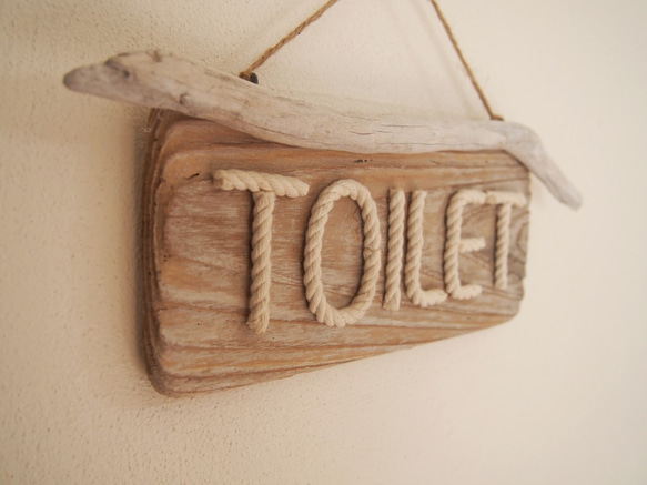 【流木】流木板と綿ロープ文字のトイレ（TOILET）サインプレート 2枚目の画像
