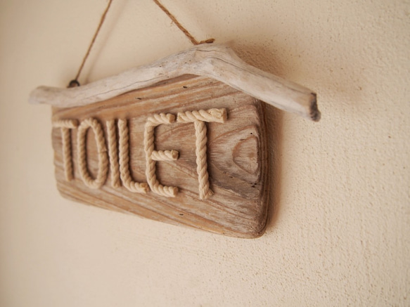 【流木】流木板と綿ロープ文字のトイレ（TOILET）サインプレート 3枚目の画像