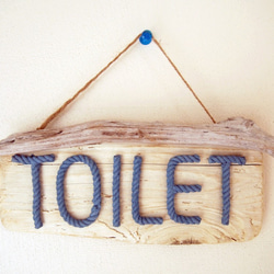 【流木】流木板と綿ロープ文字のトイレ（TOILET）サインプレート　ブルー文字 1枚目の画像