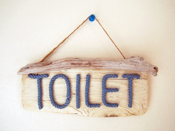 【流木】流木板と綿ロープ文字のトイレ（TOILET）サインプレート　ブルー文字 1枚目の画像