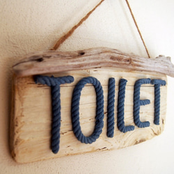 【流木】流木板と綿ロープ文字のトイレ（TOILET）サインプレート　ブルー文字 2枚目の画像