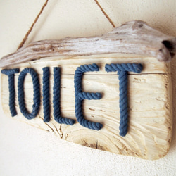 【流木】流木板と綿ロープ文字のトイレ（TOILET）サインプレート　ブルー文字 3枚目の画像