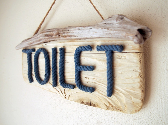 【流木】流木板と綿ロープ文字のトイレ（TOILET）サインプレート　ブルー文字 3枚目の画像