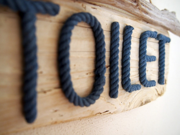【流木】流木板と綿ロープ文字のトイレ（TOILET）サインプレート　ブルー文字 4枚目の画像