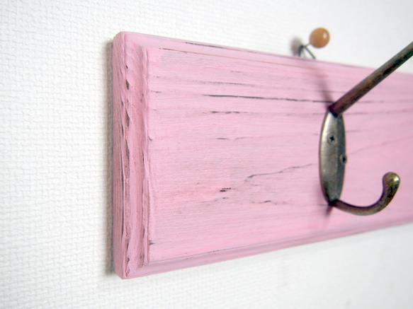 【コートハンガー】3連ダブルフックコートハンガー　レトロ風シャビー仕上げ　ピンク 2枚目の画像