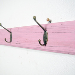 【コートハンガー】3連ダブルフックコートハンガー　レトロ風シャビー仕上げ　ピンク 3枚目の画像