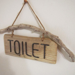 【流木】流木板と錆番線文字のトイレ（TOILET）サインプレートA 3枚目の画像