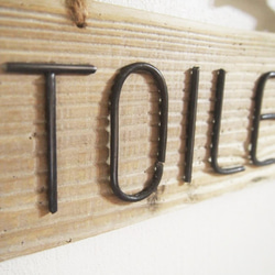 【流木】流木板と錆番線文字のトイレ（TOILET）サインプレートA 4枚目の画像