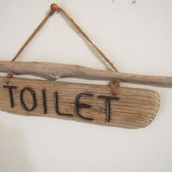 【流木】流木板と錆番線文字のトイレ（TOILET）サインプレートB 3枚目の画像