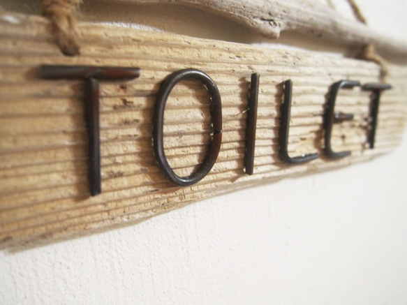 【流木】流木板と錆番線文字のトイレ（TOILET）サインプレートB 4枚目の画像